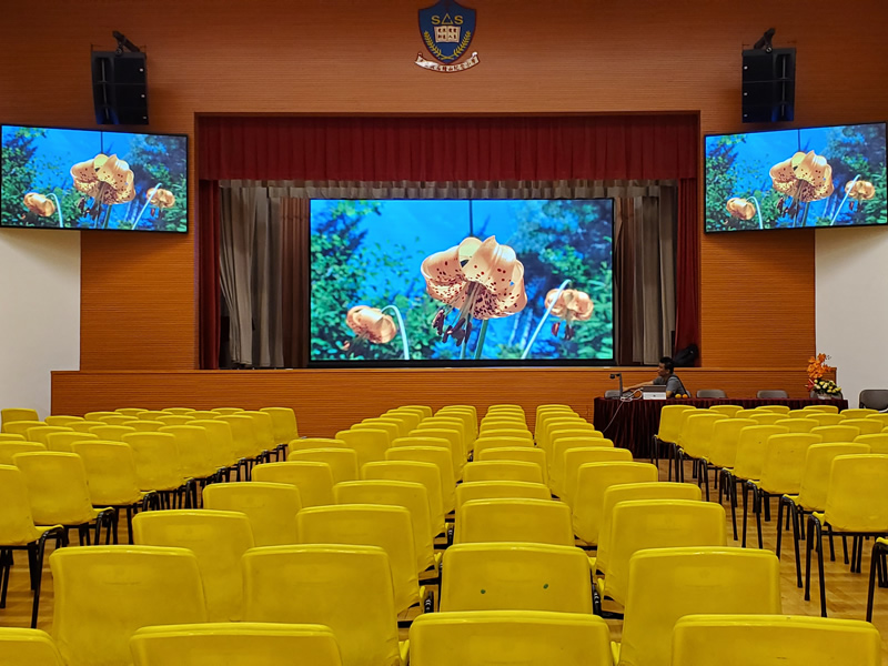 天主教石鐘山紀念小學礼堂舞台三块LED显示屏